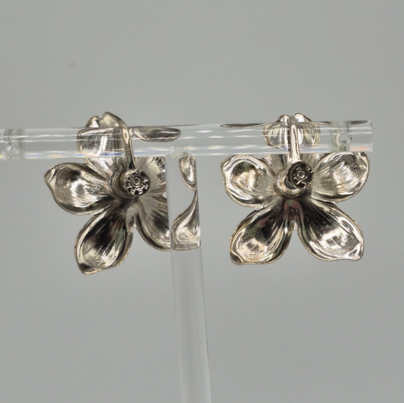 Elegant AND Adorable Sterling Silver Floral  Earrings. Marked "Sterling". - Picture 2 of 5